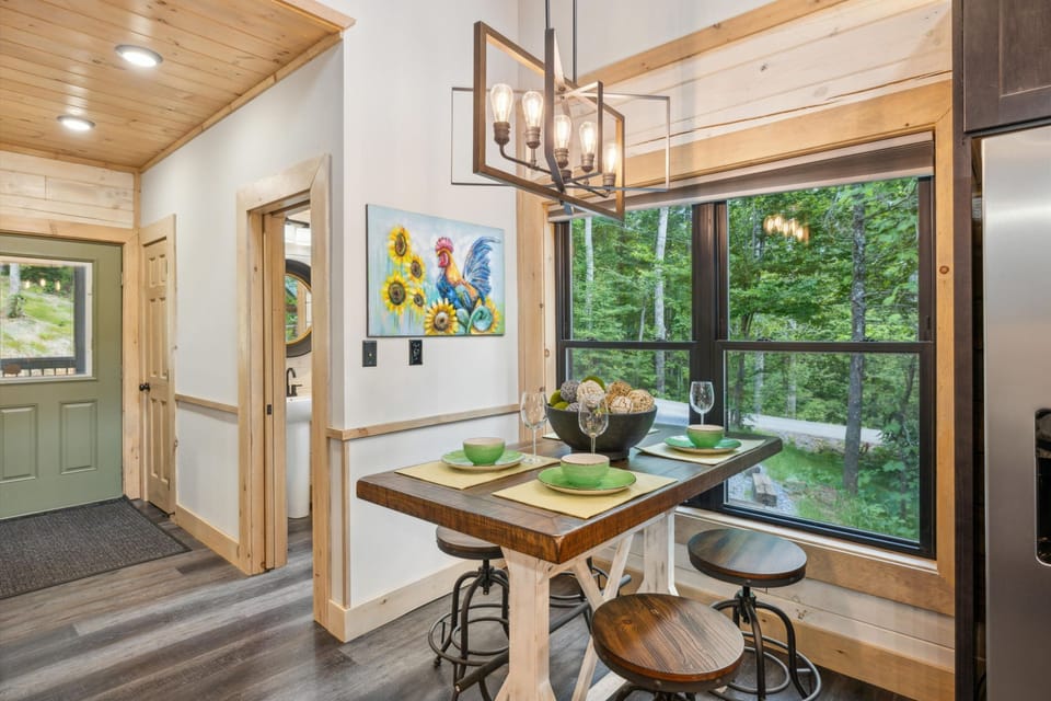 Fly me to the Moon 2 Bedroom Gatlinburg Cabin Vacation Rentals n