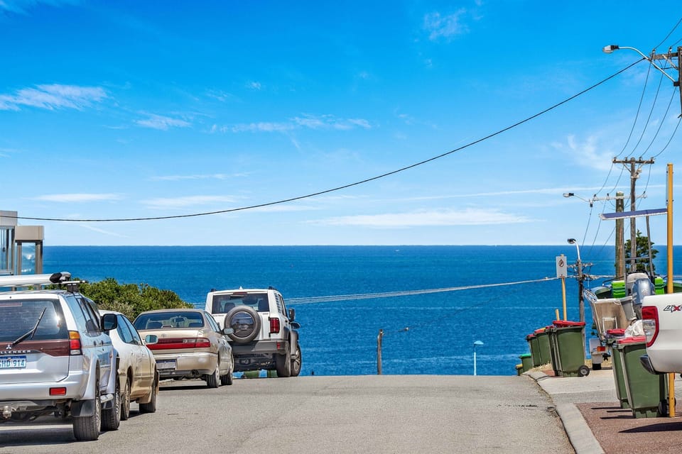 Walking distance to the sea, beach and coastal walkways