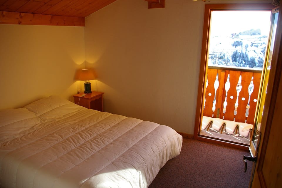 Three bedrooms may feature either a Double bed or 2 Single beds - let us know what you prefer!