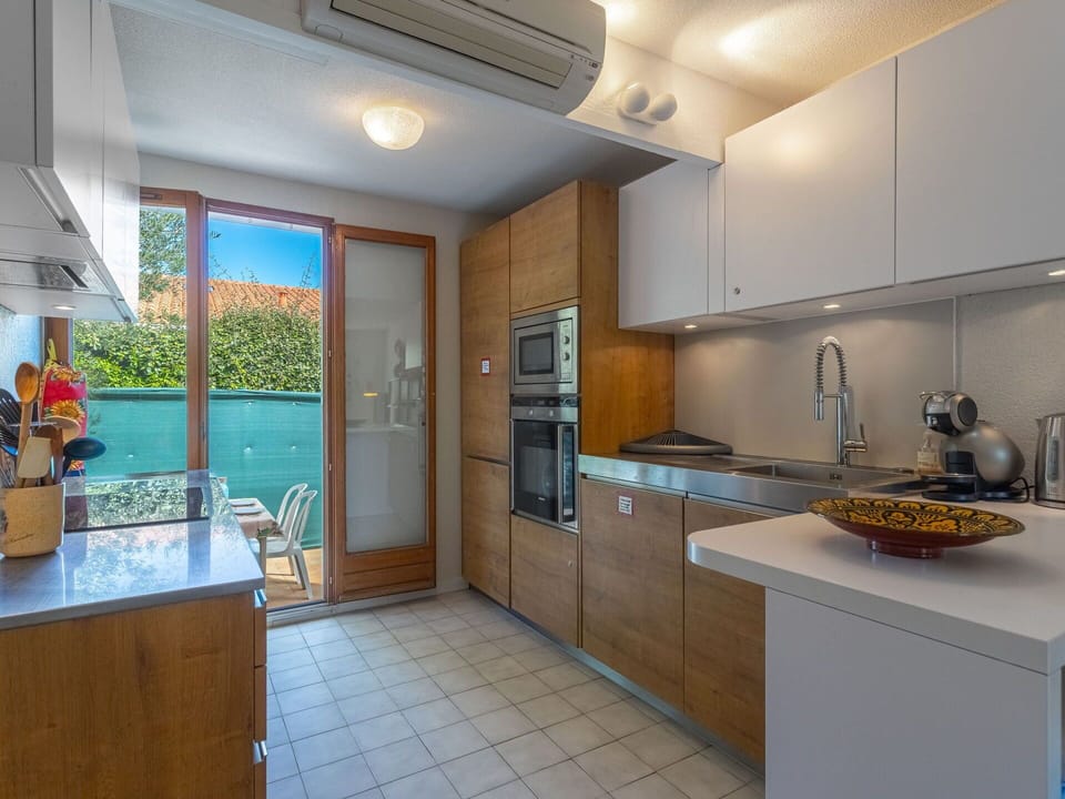 Countertop, Cabinetry, Property, Furniture, Kitchen Appliance, Kitchen, Kitchen Stove, Building, Houseplant, Sink