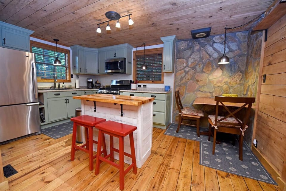 Creek front cabin rental with onsite fishing
