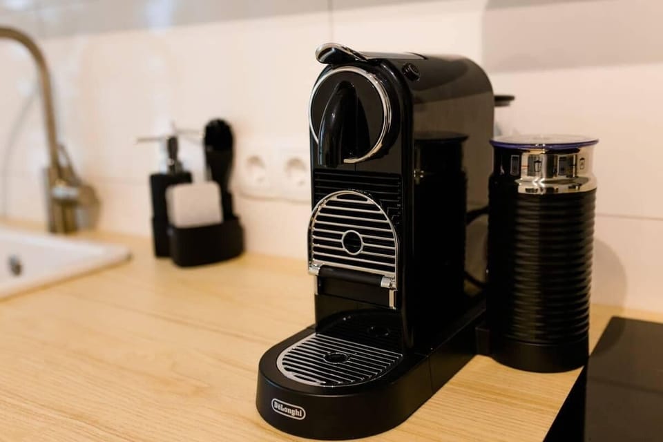 Die Nespresso Kaffeemaschine und eine Vielzahl an Kapseln versorgen euch mit qualitativ hochwertigem Kaffee. 