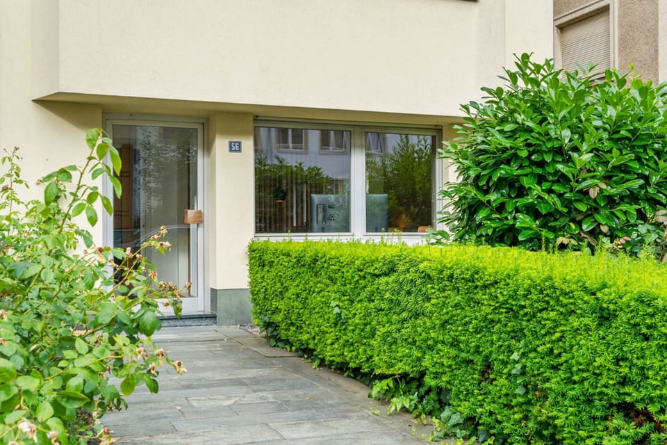 Private entrance surrounded by greenery, providing a calm and welcoming arrival to your stay in one of Limpertsberg’s most charming residential streets.