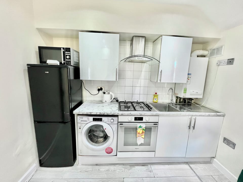 Fully equipped Kitchen with Kettle, toaster, blender & all essential dinnerware