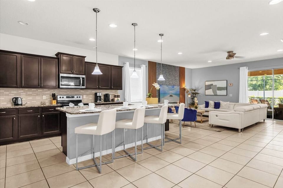 Kitchen And Breakfast Bar