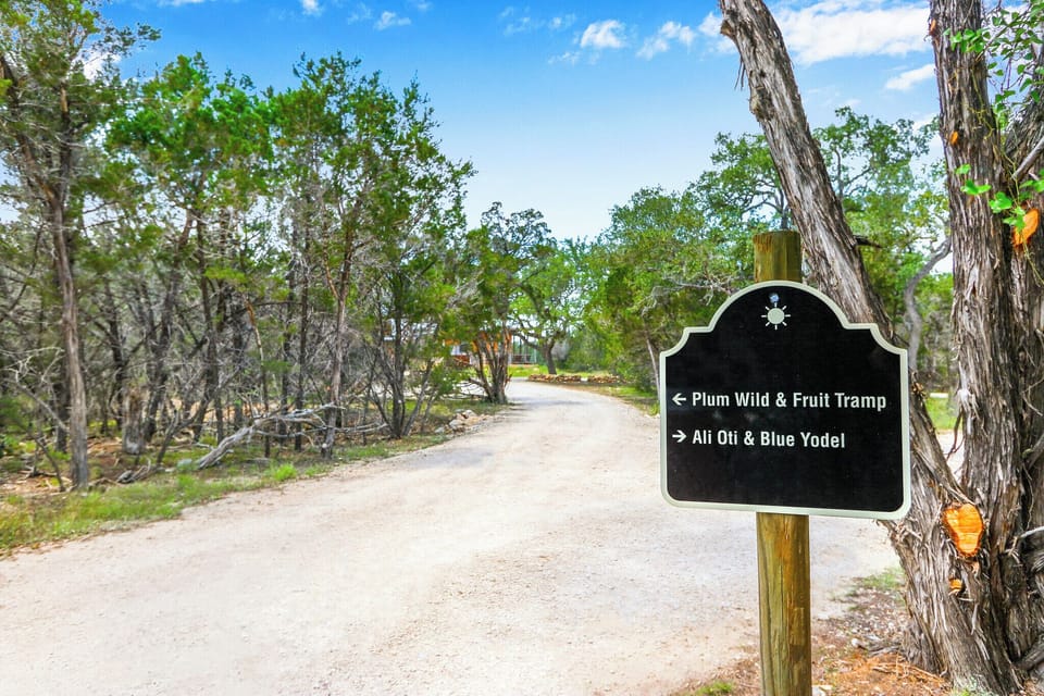 Directional signage for the vacation rentals, Dog Trot Haus is to the right