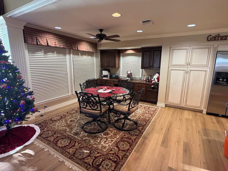 Breakfast area, right off of the kitchen