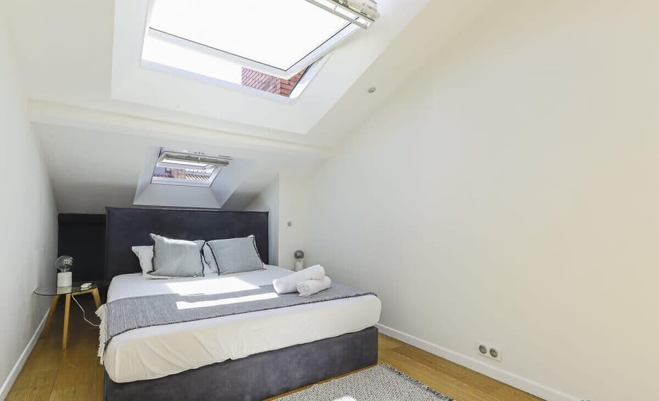 Chambre 2 avec placard de rangement