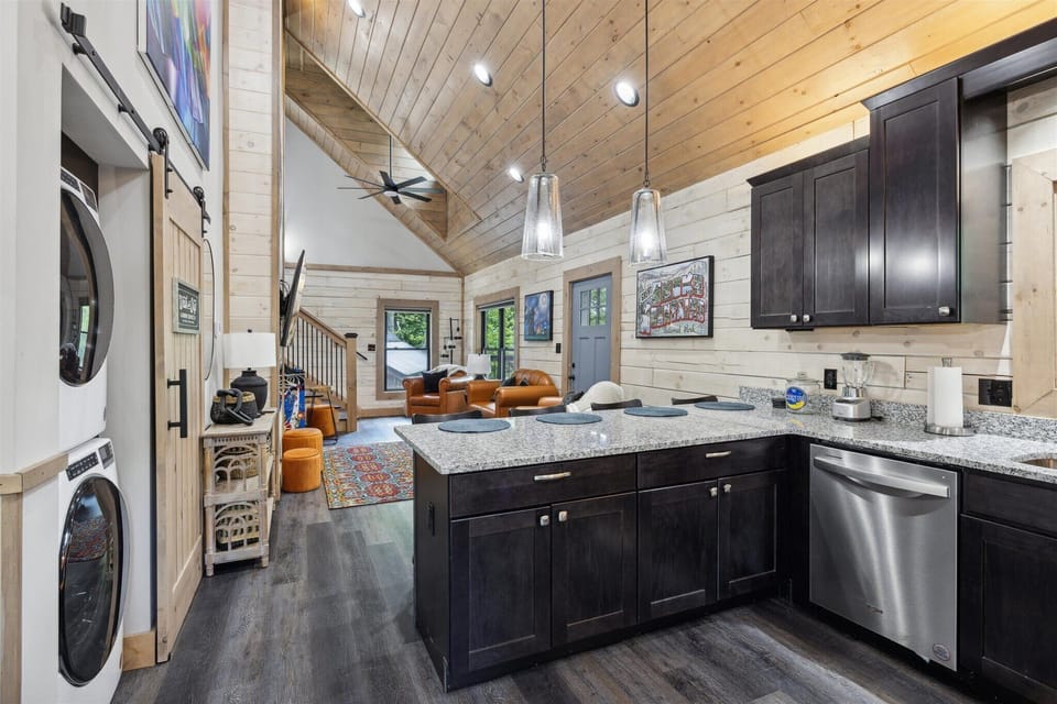 2 Bedroom Gatlinburg Vacation, near Rocky Top Sports World and D
