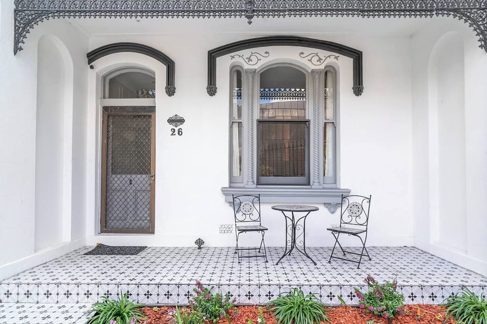 This elegantly renovated residence is located within walking distance of an array of cafes, shops and restaurants as well as Sydney University and the Royal Prince Alfred Hospital. 
