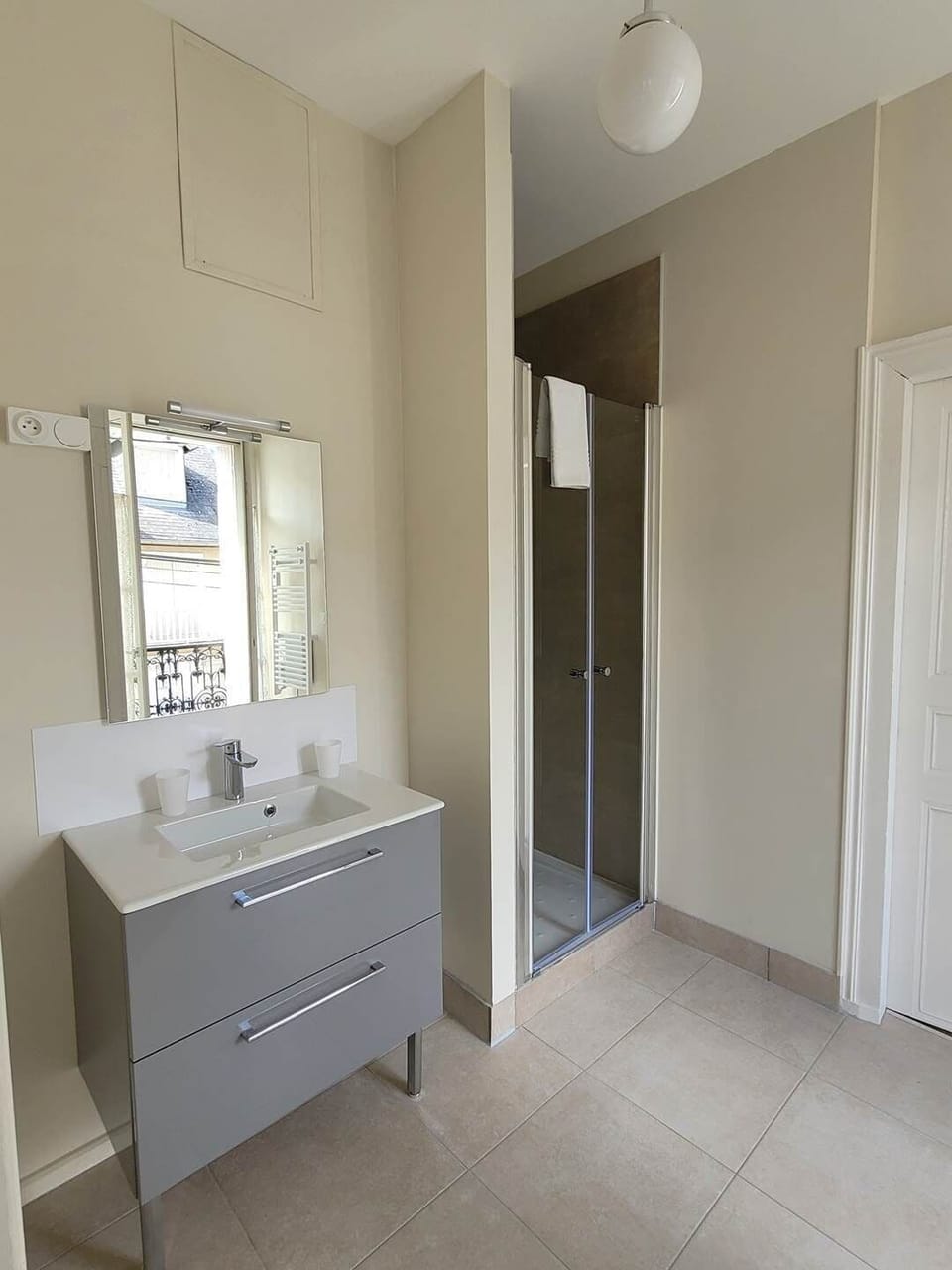 LA-BELLE-SAISON-Luchon-Location-d'appartements-Gentiane-Salle de bain