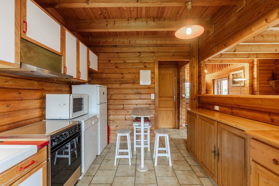 Fully equipped kitchen for this family chalet for rent from The Lodgist agency.