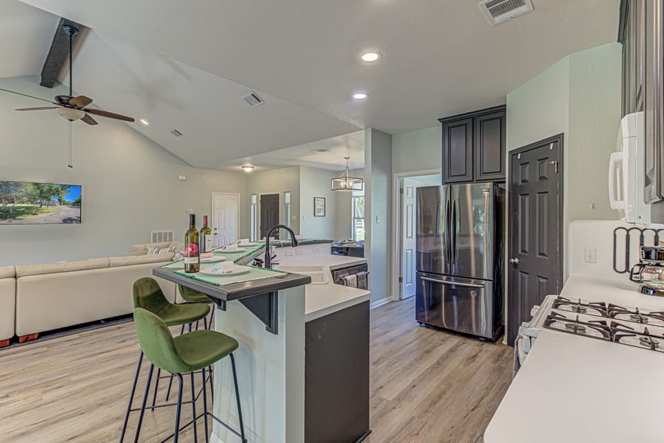 Full kitchen