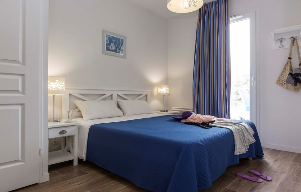There's a Double bed in the bedroom.