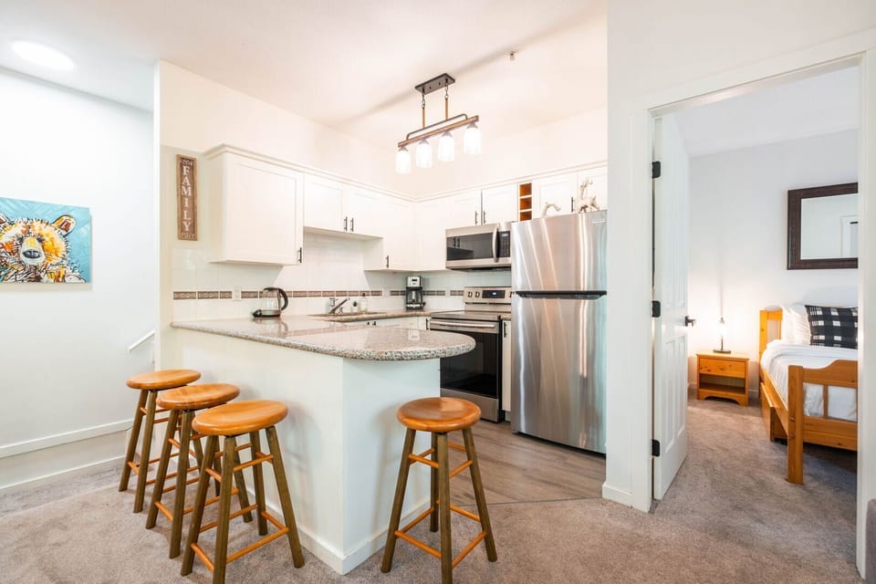 Full kitchen: Breakfast bar