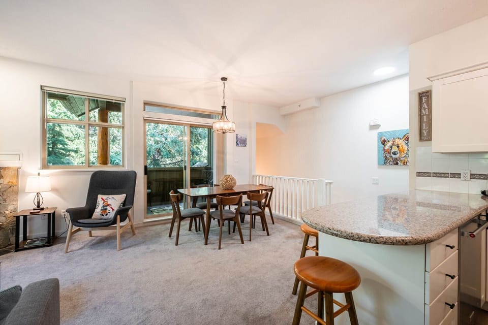 Living area: Fireplace