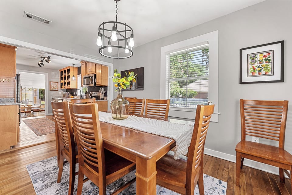 Dining area next to kitchen 