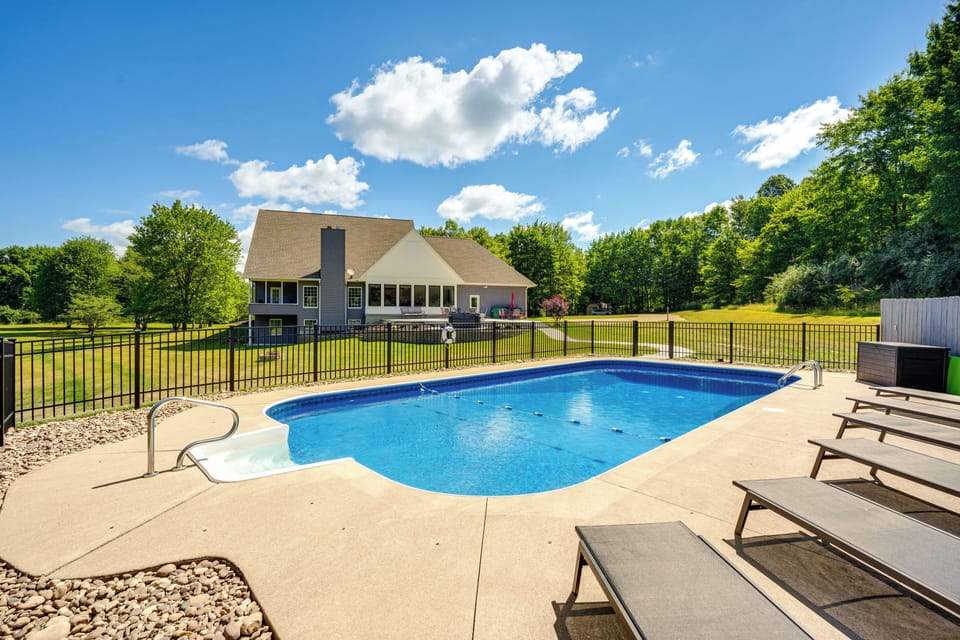 Thornville Vacation Rental | 7BR | 4.5BA | 4 Steps Required | 5,000 Sq Ft