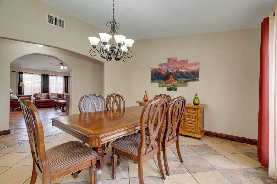 Dining Area | Dishware & Flatware Provided