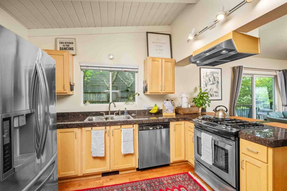 Cook delicious meals for breakfast, lunch, and dinner in this fully equipped kitchen. We suggest grabbing some ingredients from a local farm.