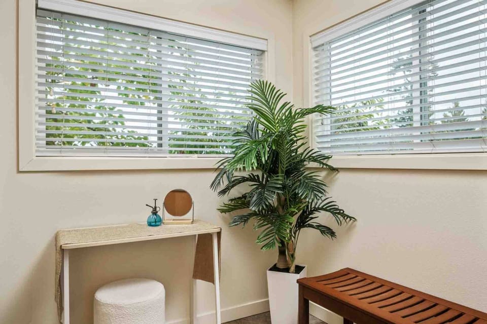 "The hosts were WONDERFUL. very responsive and friendly and accommodating! We HIGHLY recommend this beautiful house." - Mary