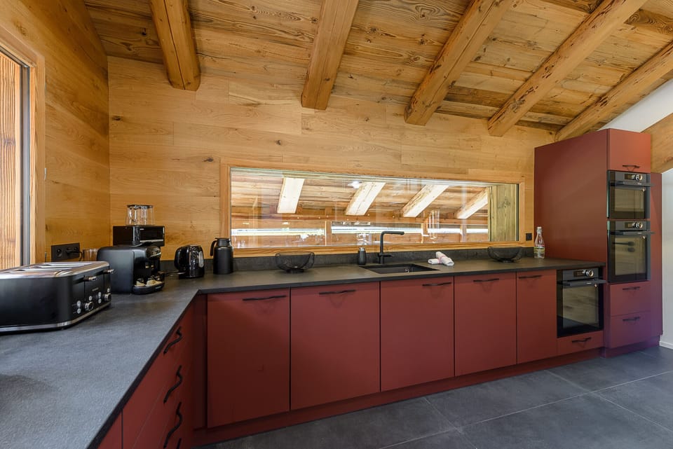 Kitchen equipped with everything you need, functional and spacious with a central island (dishwasher, ovens, microwave, Nespresso coffee machine, filter coffee machine, raclette machines, fondue machines...) 