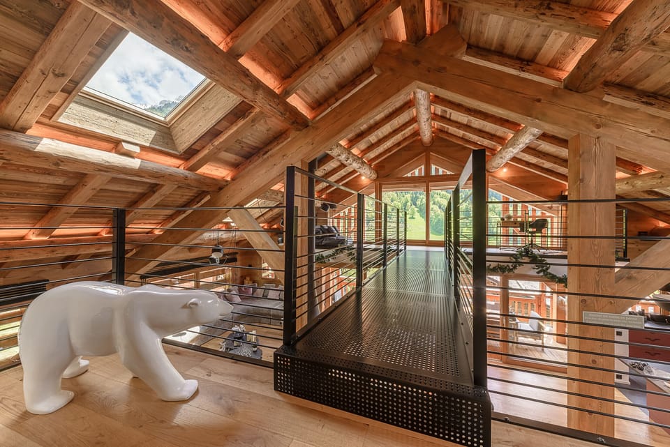 Mezzanine area level +1 of the chalet with office and bedrooms