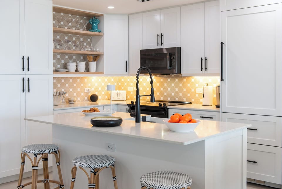 Full kitchen with breakfast counter seating.