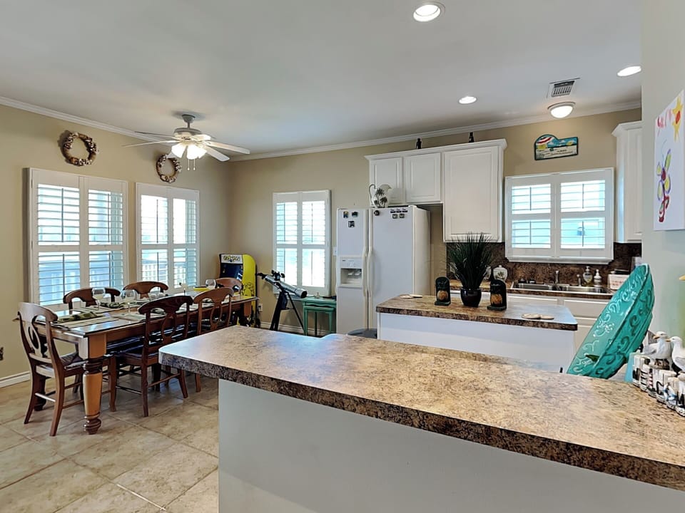 Kitchen & Dining