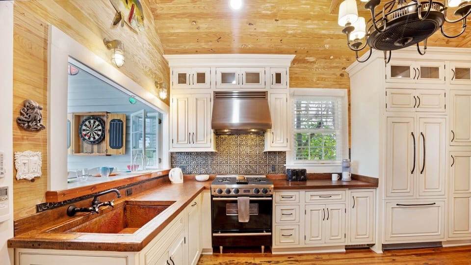 The kitchen has everything you need to prepare a home cooked meal...