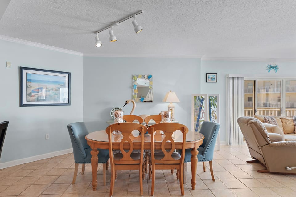 Plenty of seating for 6 at this dining table!