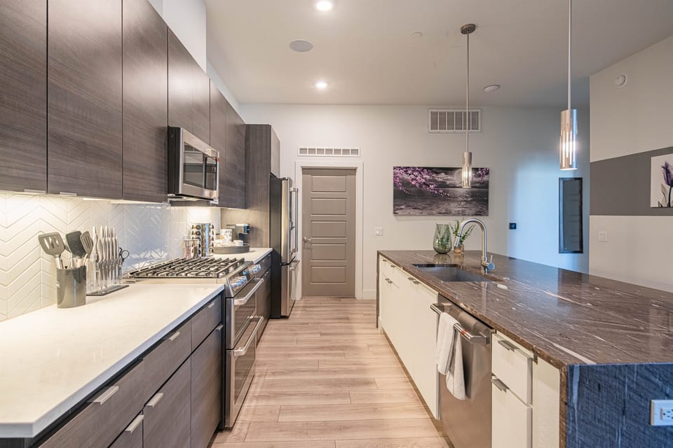 Whether it’s takeout or a gourmet meal, this table is ready.