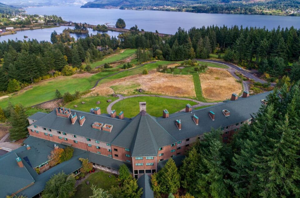 A picturesque retreat nestled in the heart of the Columbia River Gorge, Skamania Lodge offers unparalleled natural beauty.