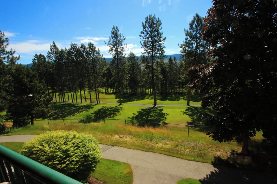 203 b borgata lodge kelowna studio vacation rental golf course view