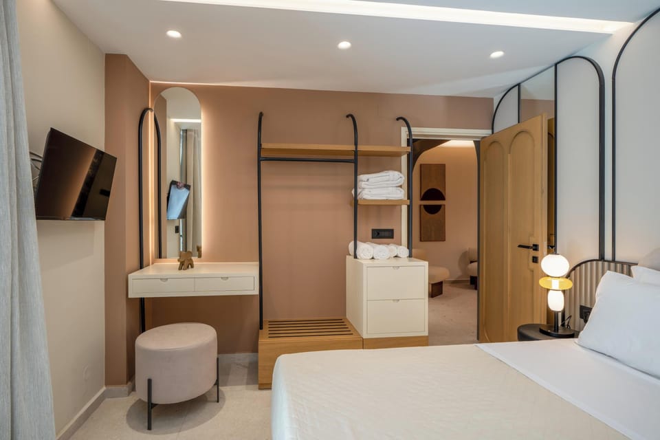 The fourth bedroom also features, a 32" TV, a self controlled A/C and direct access to the outdoor area