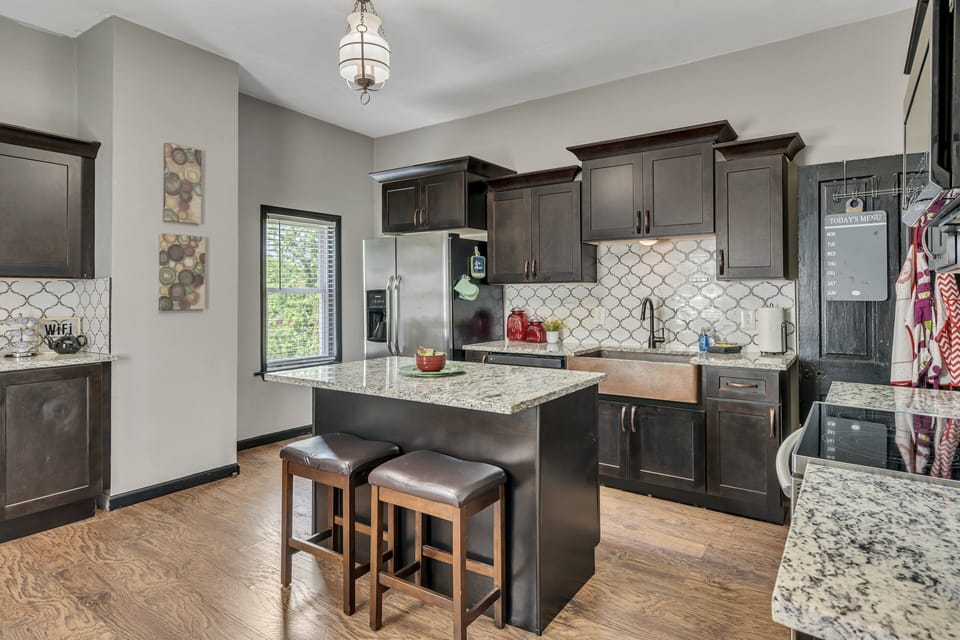 Full Kitchen w/ Seating for 4 People