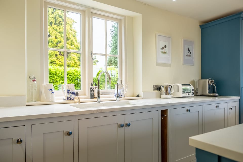 Ground floor: Well-equipped kitchen with modern appliances
