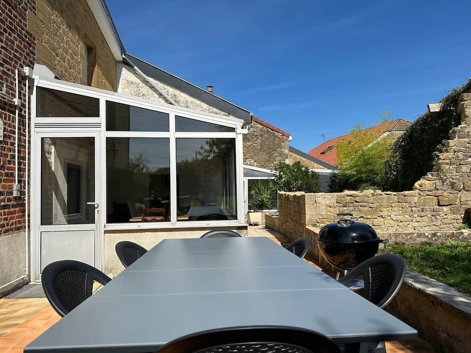 Table d'extérieur avec barbecue WEBER
La véranda se situe en arrière plan
