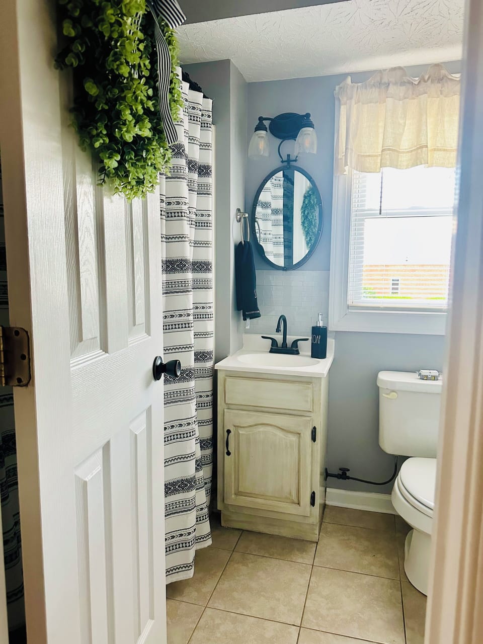 Downstairs bathroom
With shower/tub combo