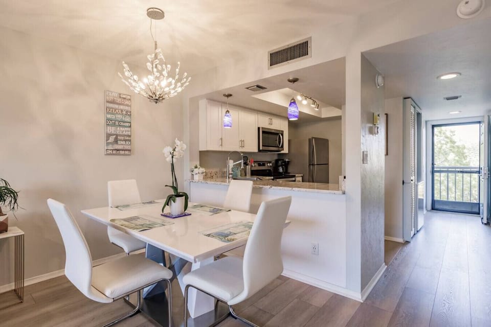 The dining area looking towards the kitchen & entrance.