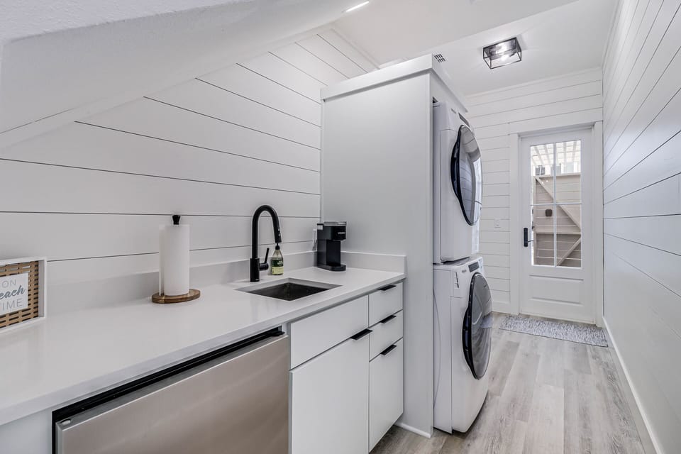 Entryway Beverage Center & Washer/Dryer