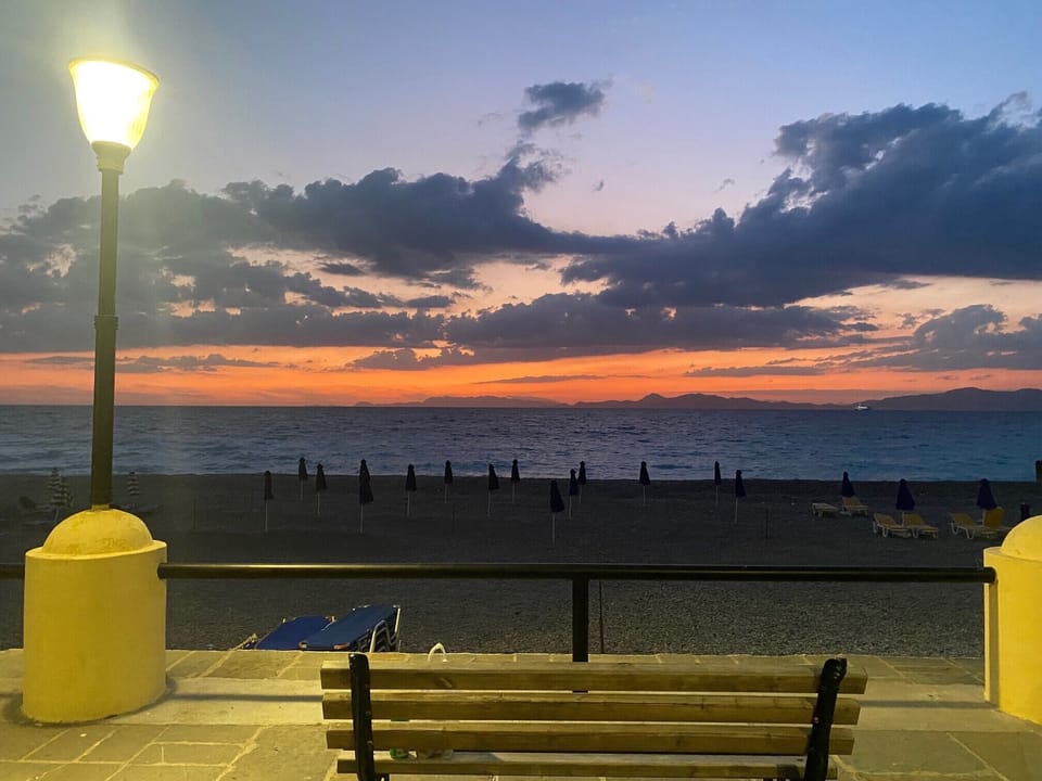 Great spot to eat take-away or ice-cream and watch the sunset.