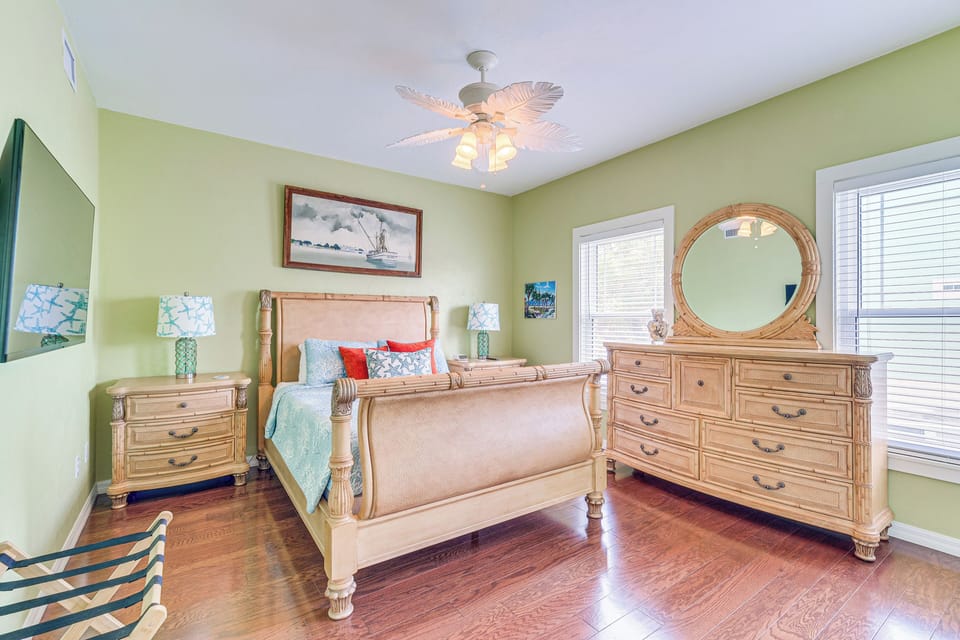 Bedroom 2 | Lower Level | Queen Bed | Smart TV