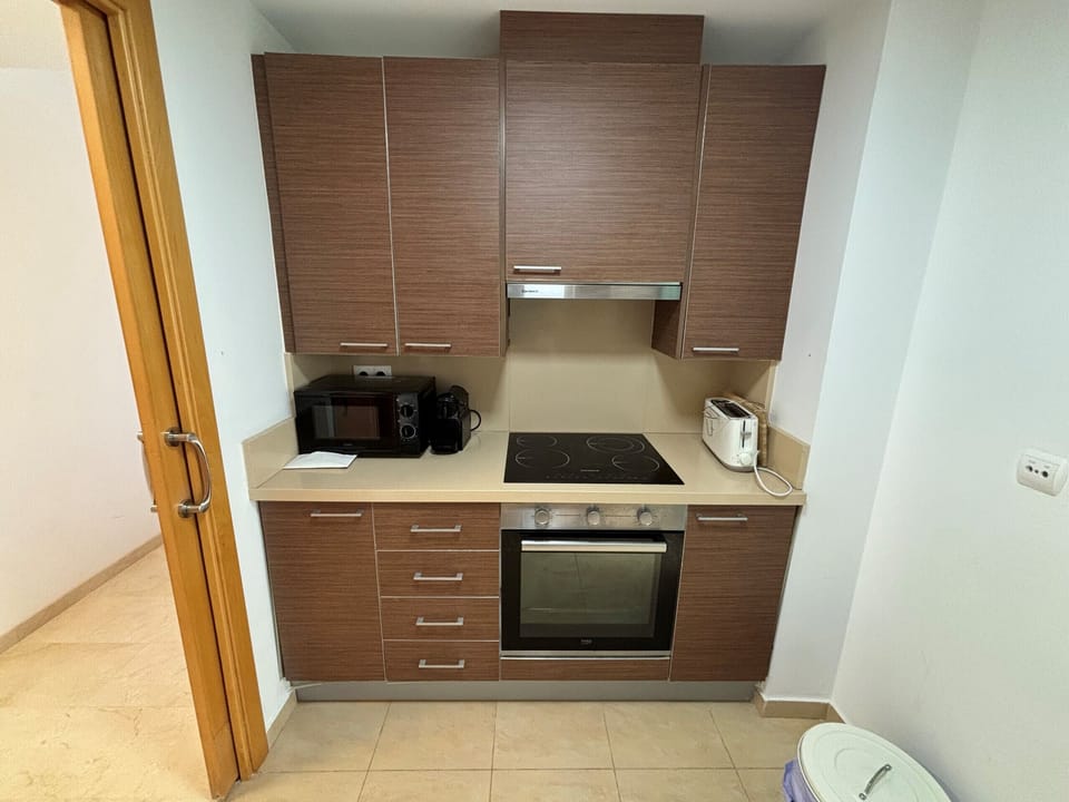Large and well-equipped kitchen with toaster, microwave and oven
