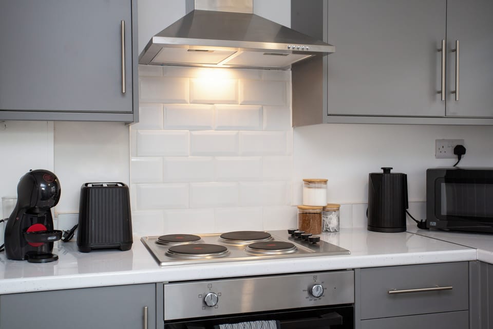 This well-equipped space boasts a warm ambiance, perfect for preparing meals and gathering with loved ones. 