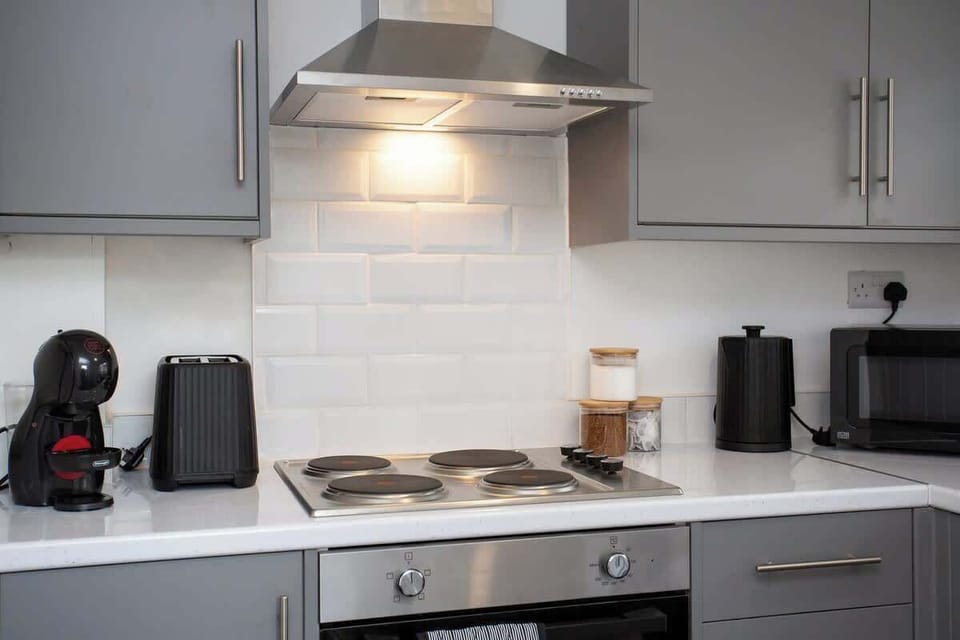 This well-equipped space boasts a warm ambiance, perfect for preparing meals and gathering with loved ones. 