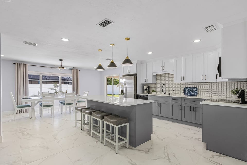 Spacious Kitchen, Island and Eating area