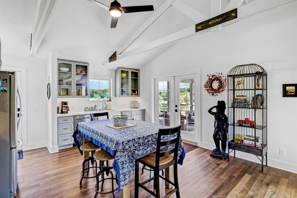 Such beautiful space to enjoy a meal at home