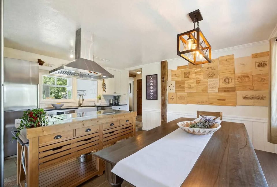 A warm, inviting kitchen-dining area—perfect for coffee mornings or family-style dinners.