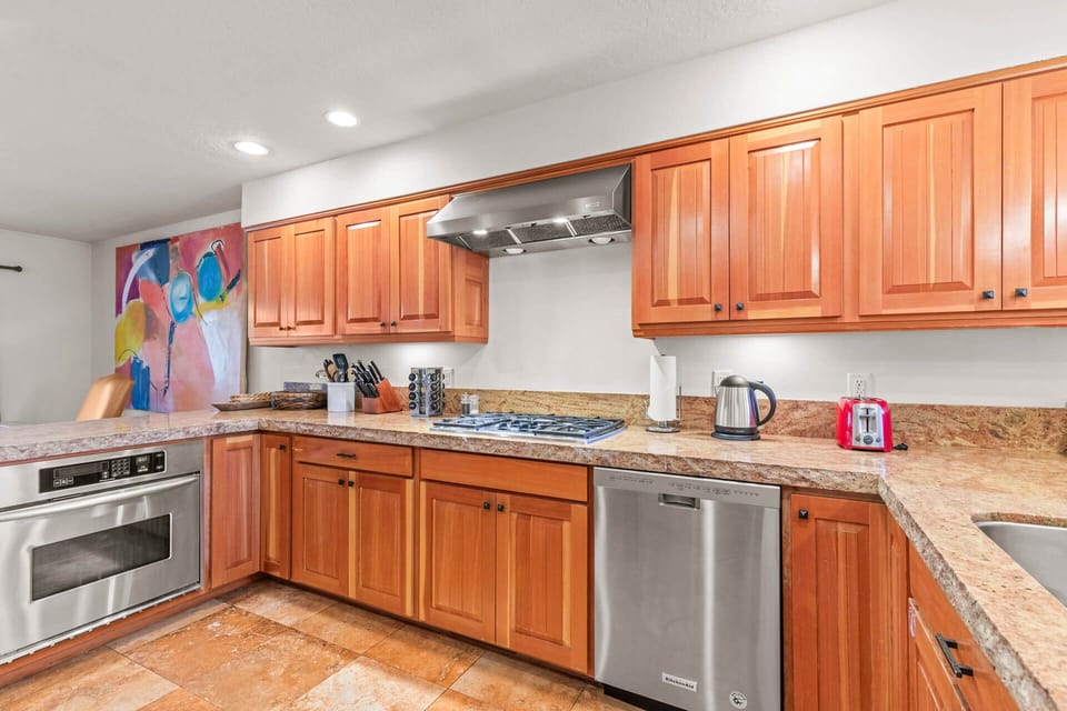 Park West Village 3953: Main level kitchen